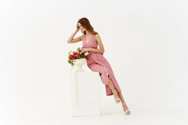 Όμορφη γυναίκα σε ροζ διακόσμηση φόρεμα ποζάροντας μοντέλο — Φωτογραφία Αρχείου