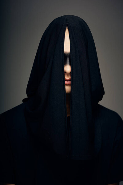 Человек в черной маске Хэллоуин ужастик призрак темный фон