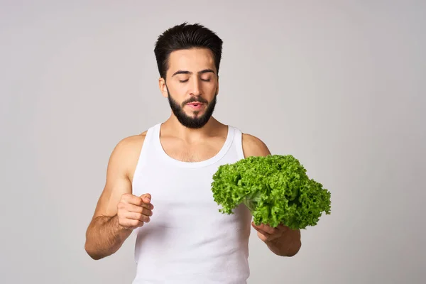 Uomo barbuto in bianco t-shirt lattuga foglia verdura cibo sano — Foto Stock