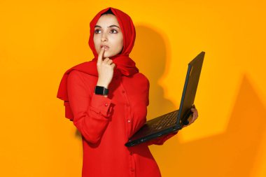 Arap kadın dizüstü bilgisayar teknolojisi pozu İnternet sarı arkaplan