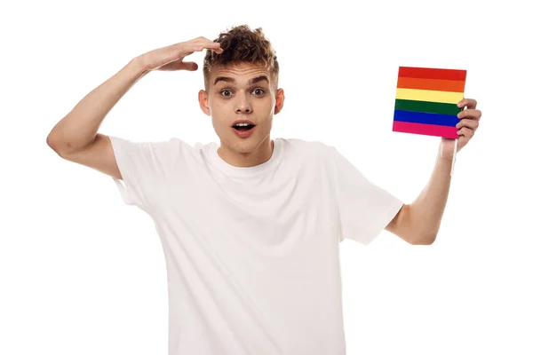 Hombre con bandera lgbt transgénero discriminación comunitaria —  Fotos de Stock