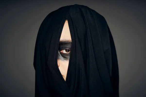 Hombre en negro máscara halloween horror fantasma oscuro fondo — Foto de Stock