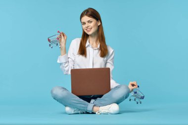 Dizüstü bilgisayarı olan kadın internet eğitimi mavi arka plan