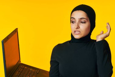 Güzel bayan dizüstü bilgisayar öğrencilerin duygularını öğreniyor. Etnik model.