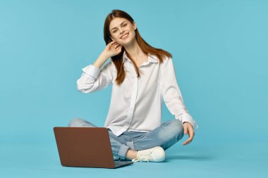 Dizüstü bilgisayarı olan kadın internet eğitimi mavi arka plan