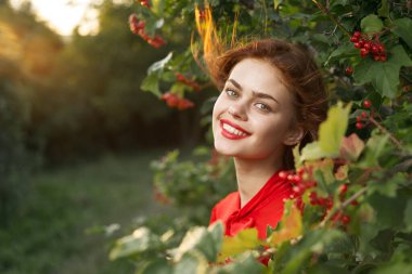 Gülümseyen kadın kırmızı dudaklar doğaya taze hava verir yaz mevsimi