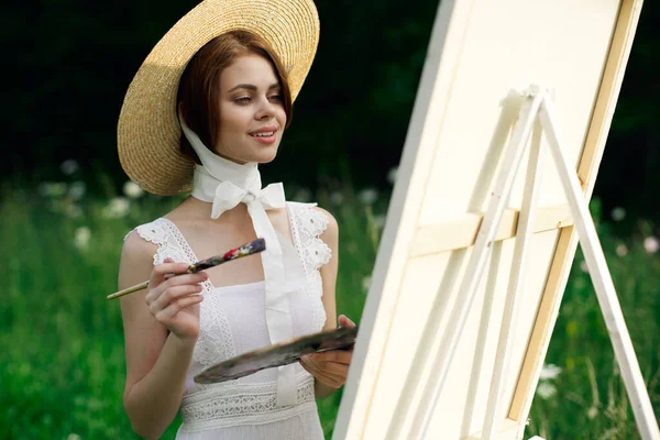 Mujer en vestido blanco artista caballete pintura naturaleza paisaje — Foto de Stock