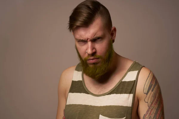 Бородатый мужчина в полосатой футболке татуировка очки на руках моды — стоковое фото