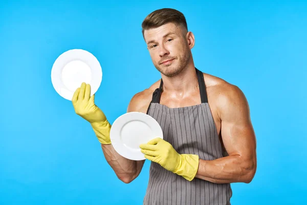 Een man in rubberen gele handschoenen met een bord in zijn handen afwas service — Stockfoto