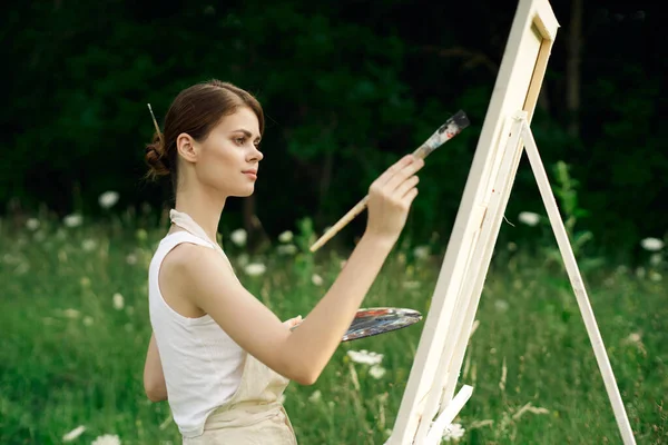 Woman artist art drawing nature landscape hobby — Stock Photo, Image