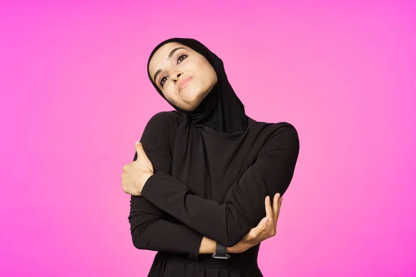 有趣的穆斯林时钟技术呈现粉色背景 — 图库照片
