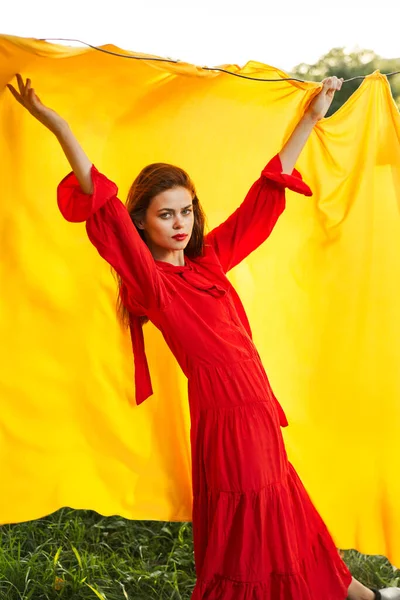 Vacker kvinna natur gul duk frisk luft glamour — Stockfoto
