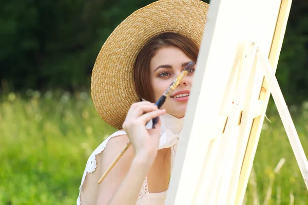 Vrouw in witte jurk kunstenaar schildert op het natuurlijke palet creatief — Stockfoto