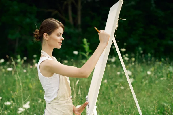 Žena výtvarník kresba příroda krajina hobby — Stock fotografie