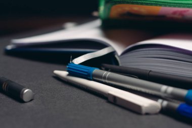 yeşil kalem kutusu kalem tasarımı nesne okul malzemeleri