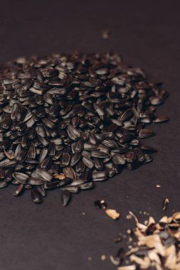 Doğal ürün ayçiçeği tohumları yakın plan yiyecek dağıtıyor.