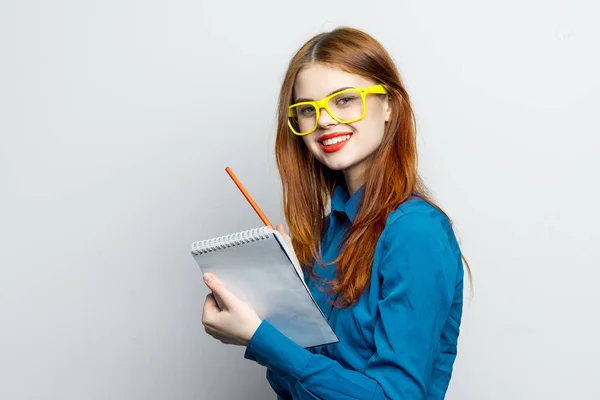 Secretária mulher com óculos amarelos notepad trabalho oficial — Fotografia de Stock