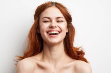 Çıplak omuzlu, neşeli bir kadın. Saç stili, göz alıcı.