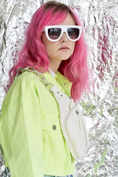Piękna kobieta różowe włosy dekoracja letni styl mody — Zdjęcie stockowe