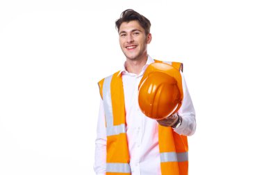 Turuncu yelek giyen mühendis profesyonel poz veriyor.