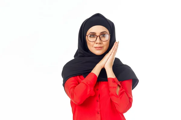 Мусульманская женщина с черным хиджабом подарки праздник крупным планом — стоковое фото