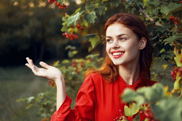 Femme gaie dans la nature près d'un arbre avec des baies — Photo