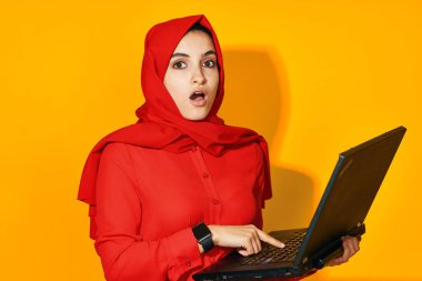 Neşeli kadın dizüstü bilgisayar teknolojisi pozu İnternet sarı arka plan