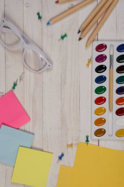 suluboya boya çok renkli çıkartmalar Ahşap arkaplan