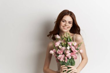 çekici bir kadın pembe çiçek buketi moda yaz ışığı arka planı