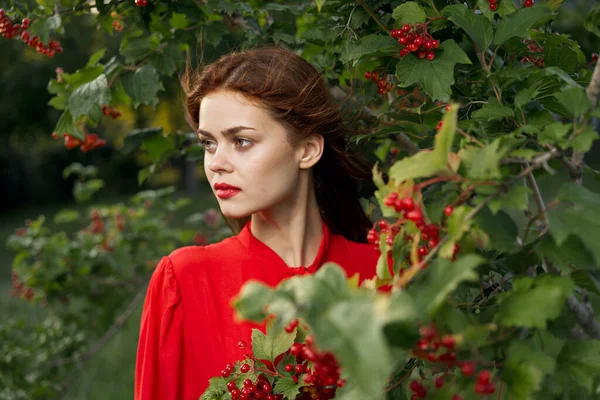 Vacker kvinna i röd skjorta natur gröna blad sommar — Stockfoto