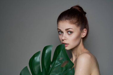 Güzel kadın palmiye yaprağı çıplak omuzlar açık cilt spa tedavileri