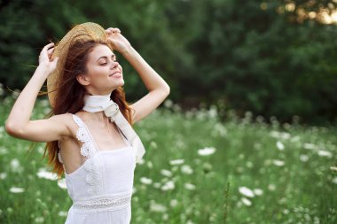 Beyaz elbiseli kadın çiçeklerin üzerinde dinlenme cazibesi