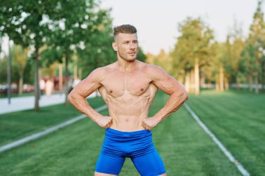 Kaslı Adam Açık Hava Spor Yapıyor Yazı