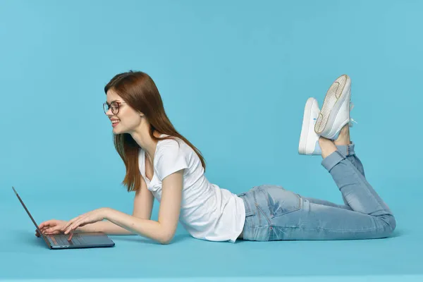 Mujer estudiante con ordenador portátil en línea de formación en Internet — Foto de Stock