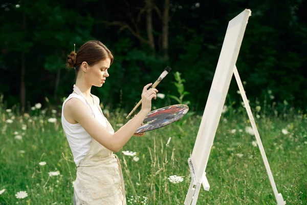 Woman artist art drawing nature landscape hobby — Stock Photo, Image