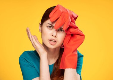 duygusal temizlik yapan bayan lastik eldiven ev temizleme sarı arka plan