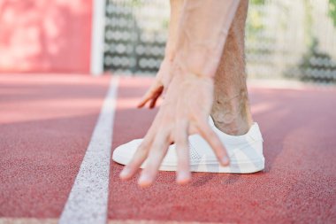 Spor sahasında spor yapan atletik bir adam.