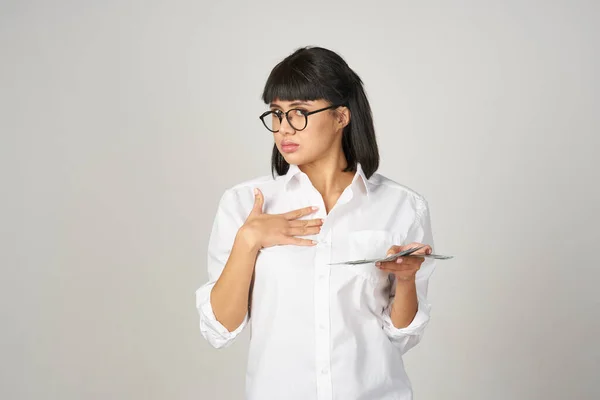 Zakelijke vrouw geld levensstijl licht achtergrond studio — Stockfoto