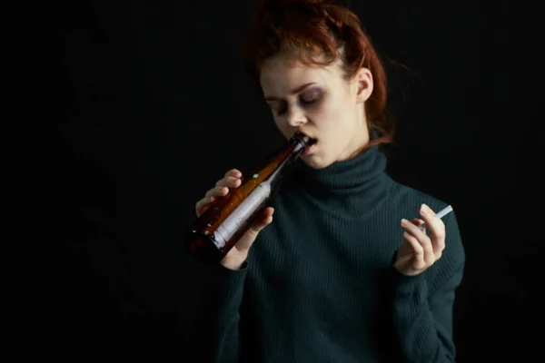 Женщина с бутылкой алкогольных синяков под глазами меняет депрессию темный фон — стоковое фото