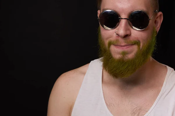 Alegre barbudo hombre en blanco camiseta gafas de sol posando — Foto de Stock
