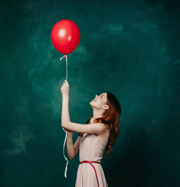 Mujer con globo rojo celebración cumpleaños fondo verde — Foto de Stock