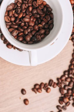 Bir fincan kahve. Sıcak içecek. Nesnenin dökülen taneleri.