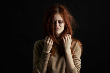 Gözlerinin altında morluklar olan korkmuş kadın depresyon istismarını yeniyor.