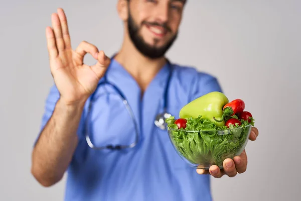Άνδρας διατροφολόγος λαχανικά υγιεινά τρόφιμα θεραπεία νοσοκομείο — Φωτογραφία Αρχείου