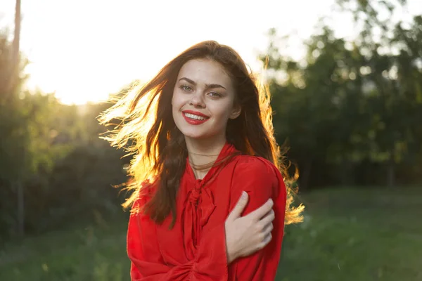 Mujer alegre en un vestido rojo en un campo al aire libre aire libre — Foto de Stock