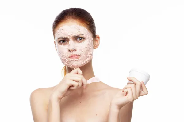 Wanita dengan topeng wajah bahu telanjang keindahan peremajaan kulit yang bersih — Stok Foto