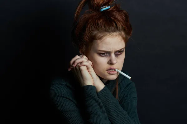 Женщина с синяками на лице проблемы домашнего насилия эмоции — стоковое фото