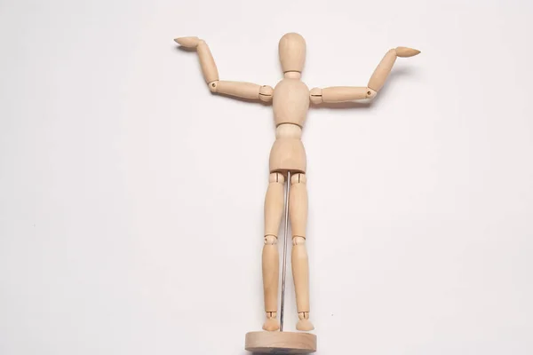 Mannequin en bois objet jouet posant fond de lumière design — Photo
