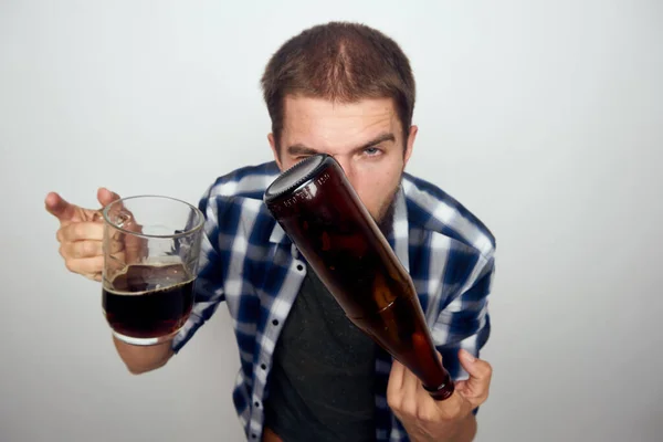 Bêbado homem beber cerveja álcool emoção luz fundo — Fotografia de Stock