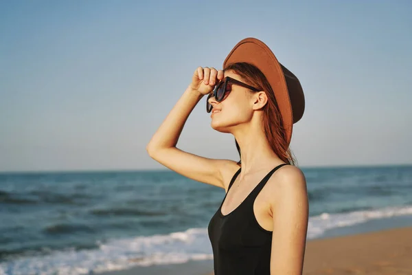 Hübsche Frau am Strand Sommerurlaub Lifestyle Sonne — Stockfoto